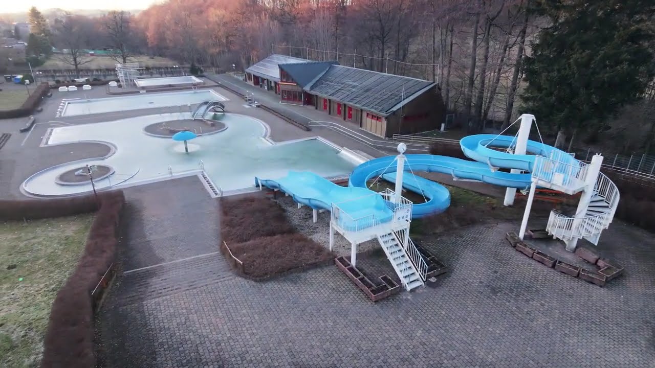 Luftaufnahmen vom Erlebnis-Freibad Zwönitz im tiefsten Winter