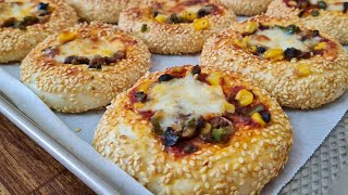 التطبيق الاول لعجينة ال ١٠ دقائق : فطائر ميني بيتزا مغطاة بالسمسم - mini pizza with sesame