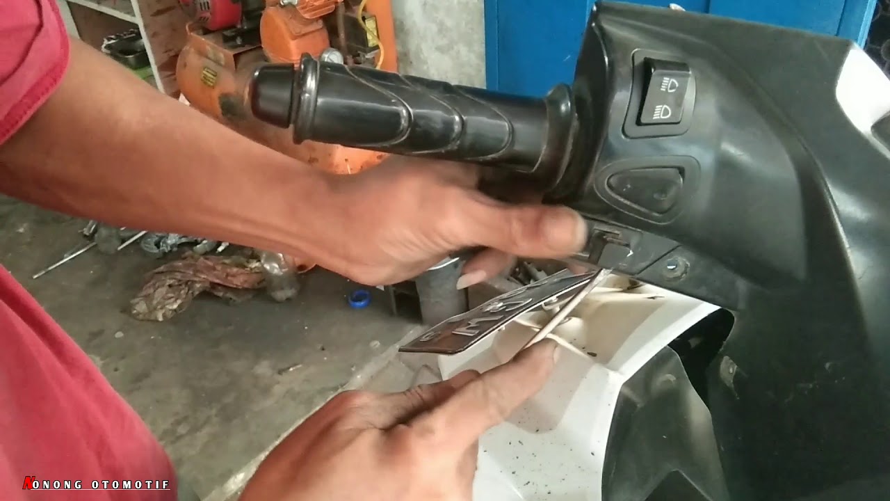 Bikin lampu sein nyala semua dan berkedip cepat
