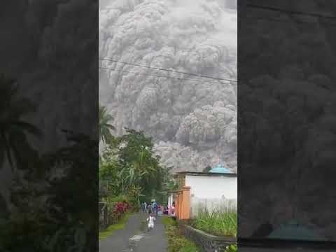 إندونيسيان بركان جبل سيميرو الإندونيسي أدى إلى أندفاع الرماد البركاني على إرتفاع 40 ألف قدم