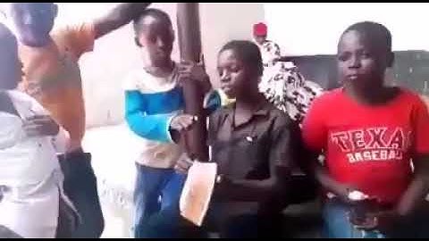 طفل أفريقي يقرأ القرآن الكريم بصوت جميل