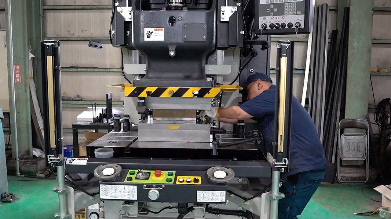プレス機 工場機械  金属加工 金属加工の極み！サーボプレスでの職人の技を見せます/KOMATSU - YouTube