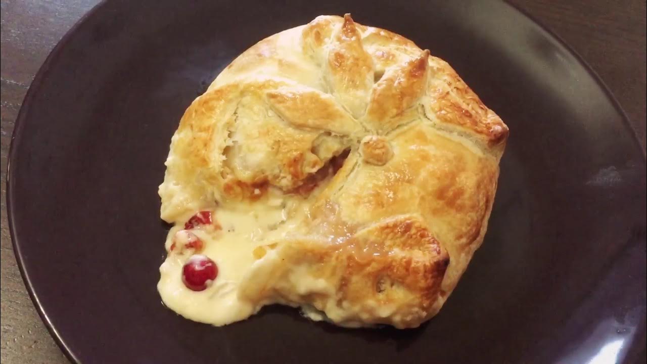Камамбер груша грецкий орех. Слоеное тесто с грушей. Пирог с грушей из слоеного теста. Груша камамбер слоеное тесто. Пирог с грушей из слоеного теста.