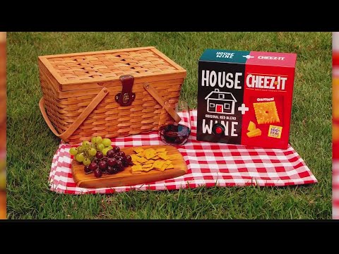 Video: OMG, Cheez-It Və Wine Box Geri Döndü Və əllərimizi Bir Yerə Qoymağı Gözləyə Bilmərik