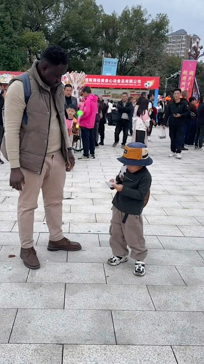 Ha ha 😄A stranger wants an autograph!#hiphop #viral #viralvideo #funny #dance #Performance#fyp