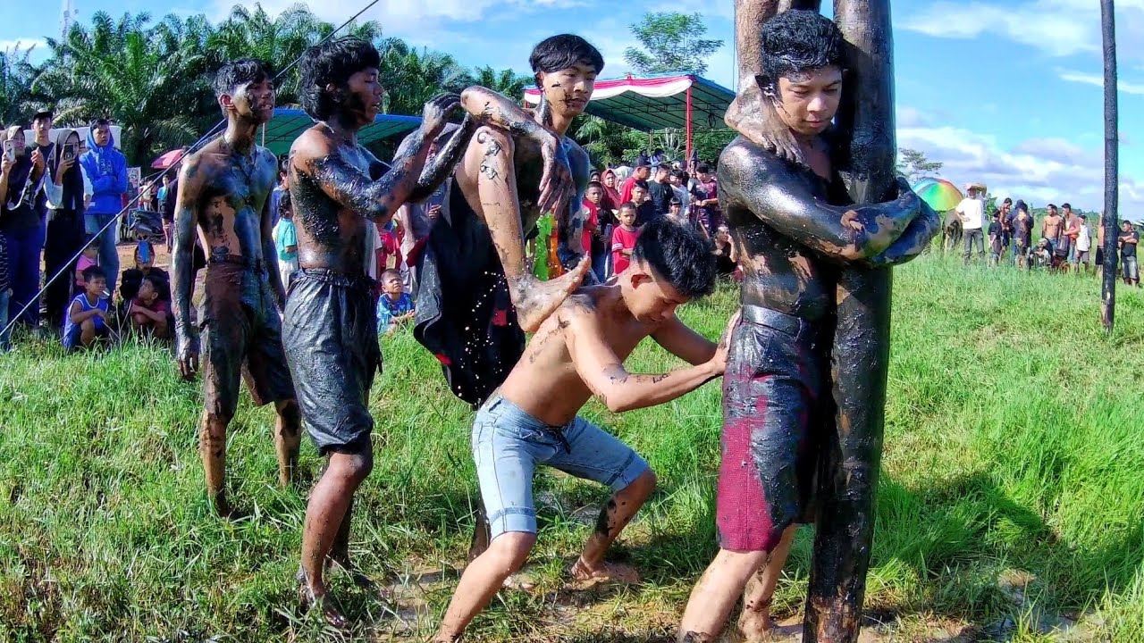 LOMBA PANJAT PINANG 17 AGUSTUSAN DESA RUKMA JAYA HUT 79 REPUBLIK INDONESIA