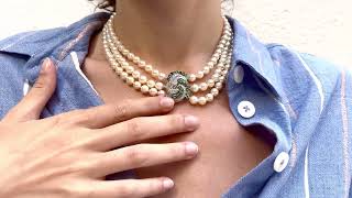 Vidéo: Collier de perles de culture trois rangs avec fermoir Joaillerie en or gris 18 Cts, émeraudes et diamants.