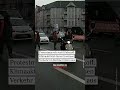Protestmarsch statt Klebstoff: Klimaaktivist:innen bremsen Verkehr in Berlin aus