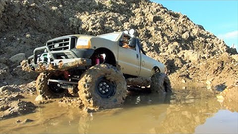 RC F350 truck mud action with big v8 sound / big axial scx10 offroad fun!