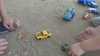 Çocuklar Için Videolar Kuzenler Oyun Parkında Kum Içinde Oynadılar Oyuncaklar Kirlendi