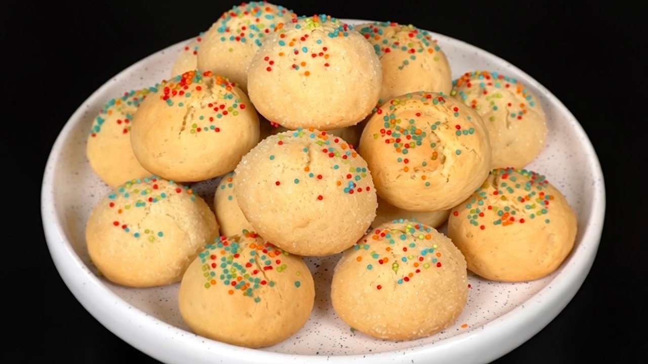 Простой рецепт масляного рождественского печенья! Всего несколько ингредиентов! Тают во рту!