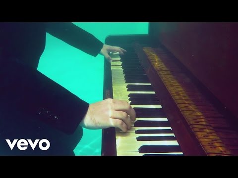 Ana Carolina - Velho Piano (Videoclipe)