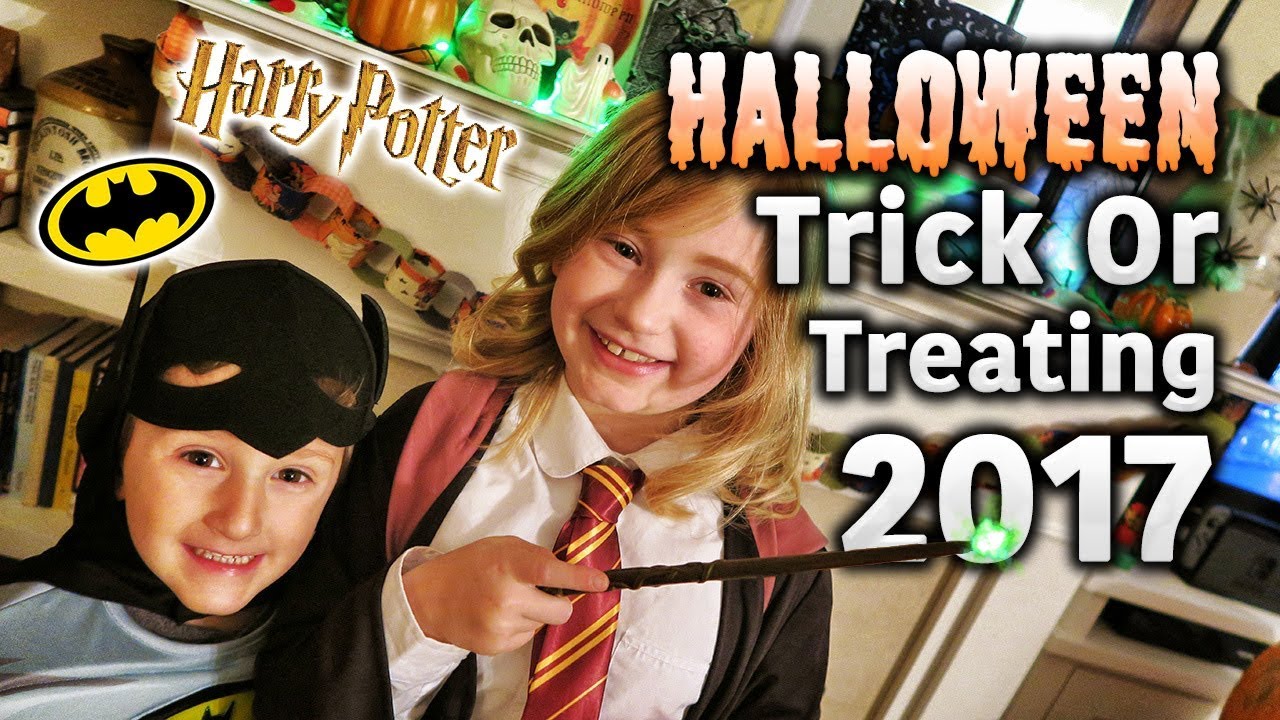 HALLOWEEN TRICK OR TREATING 2017! - YouTube