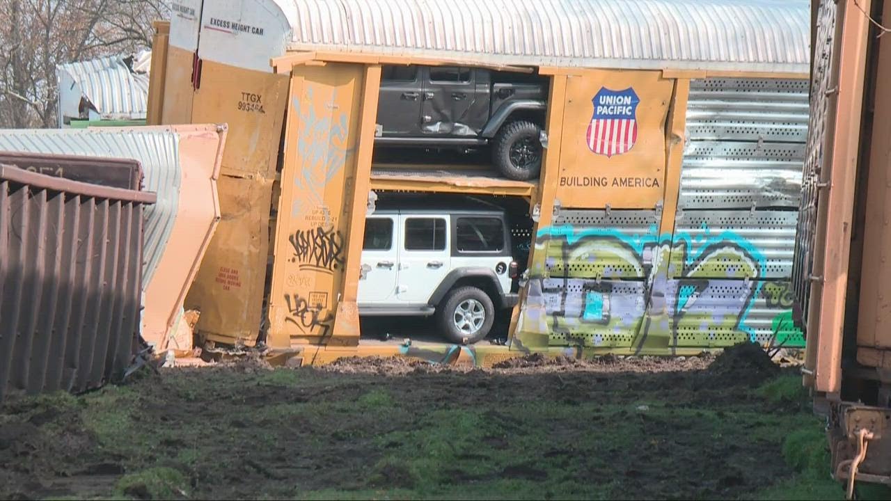 Crews clean up after train derailment in Portage County - YouTube