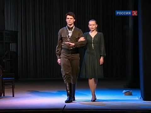 Video: Evgeny Tsyganov, Julia Peresild tarafından taşındı