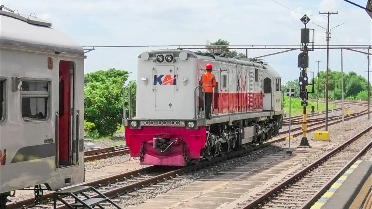 PROSES LEPAS PASANG LOKOMOTIF KERANGKAIAN KERETA SECARA MULUS! KERETA API DATANG BERANGKAT KERTOSONO