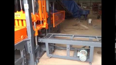 Testing Guangyuan Semi-automatic hydraulic block machine before shipping