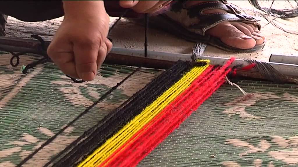 نساء تصنع من صوف الأغنام سجادا فاخرا في بني النعيم