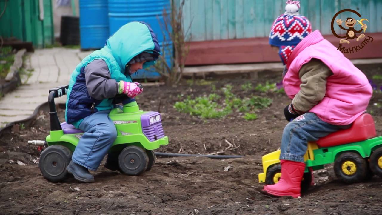 Мальчик играет в машины
