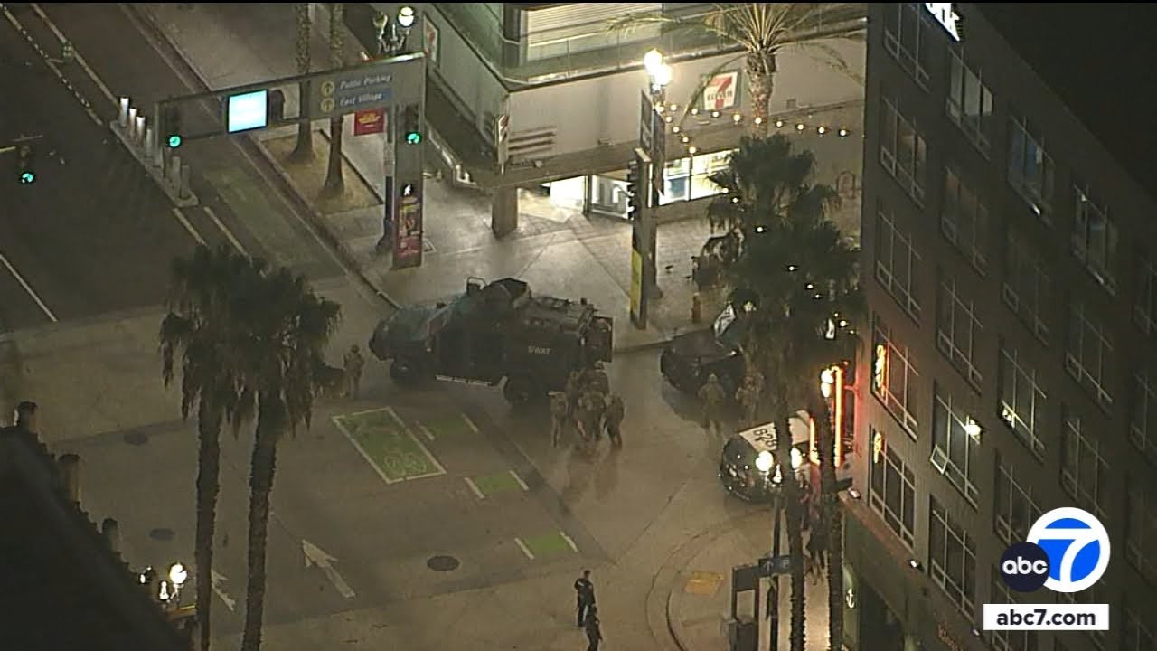Suspect barricaded inside Long Beach 7-Eleven