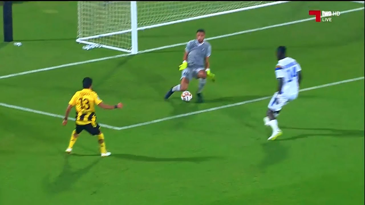 Bashar Resan Nutmegs Al Sailiya Keeper