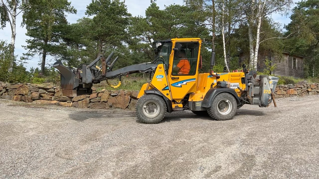 Köp Redskapsbärare Wille 355B med Vikplog, spridare och skopa på Klaravik