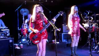 Vignette de la vidéo "Tom Tom Club - Genius of Love (Live in Riverside--2012)"