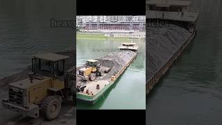 Wheel loader unloading sand from ship #wheelloader #ship