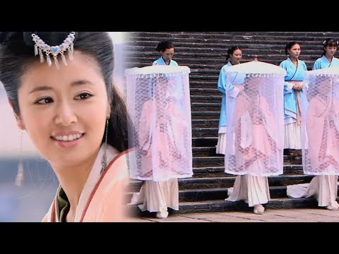 Cinderella makes herself look ugly to escape as a wife, but reveals her beauty seen by the prince.