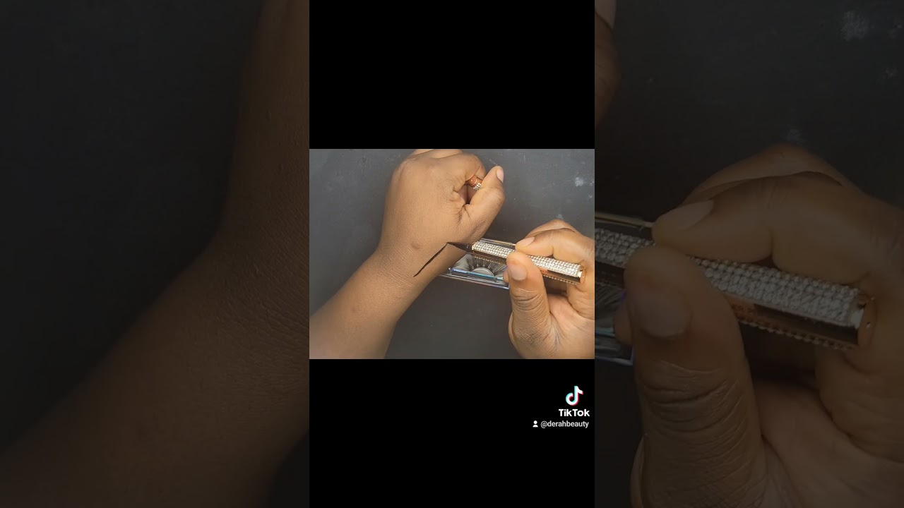 Derah Adhesive eyeliner pen
