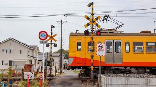 Hiratsu No.1, Yokkaichi, Mie | Sangi Railway Crossing (三岐鉄道株式会社三岐線踏切四日市市)
Another Japan Railway Crossing!!!!! With No Gates!
ブームゲートのない日本の踏切
This Railway Crossing is for pedestrians only
この踏切は歩行者専用です
This Crossing Has
- TOA Speaker Alarms X2
- Japanese Style Crossbuck X2
- Kyosan Incandescent Lights X4
- Crossing Info Sign X2
- No Cars Sign X4
- Look Right & Left Sign X2
- Unmarked Base X2
Line/s (鉄道路線): Sangi Line (三岐線)
Operator (鉄道事業者): Sangi Railway (三岐鉄道株式会社)
Distance from Tomida (からの距離富田駅): 4km
Coordinates (座標): 35.027809, 136.620095
Timestamps (タイムスタンプ)
0:00 Intro (導入)
0:05 Tour Part 1 (シグナルツアー一)
2:24 Activation 1 (アクティベーション一)
4:02 Tour Part 2 (シグナルツアー二)
6:31 Activation 2 (アクティベーション二)
8:02 Pics & Outro (最終部)
翻訳が悪かったらごめんなさい、Google翻訳を使用しています
My Socials
Main Channel: https://www.youtube.com/c/TazzieTransport
Second Channel: https://www.youtube.com/c/TazzieT
Instagram: https://www.instagram.com/tazzie.transport/
Music by TELL YOUR STORY music by ikson™: https://ikson.com/tell-your-story
And/Or https://www.youtube.com/@MaxwellDexter
Filmed: Nov 2024 Hiratsu No.1, Yokkaichi, Mie | Sangi Railway Crossing (三岐鉄道株式会社三岐線踏切四日市市)