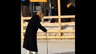 高齢の女性が人生初のスケートに挑戦　カザフスタン