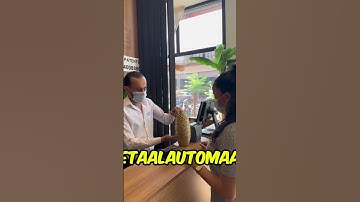 Hij bedroog de kassier met de onzichtbare-kaart-truc! 🤣