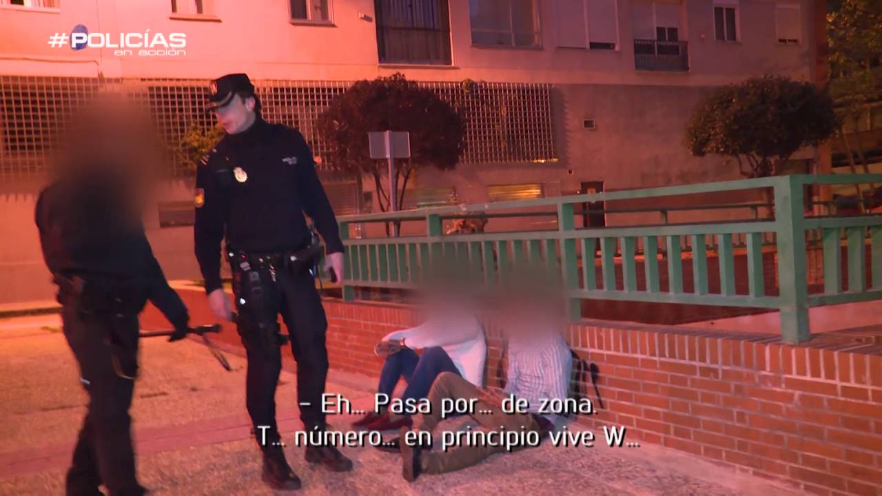 Los agentes persiguen a unos jóvenes tras una pelea en el barrio de Tetuán - Policías en acción