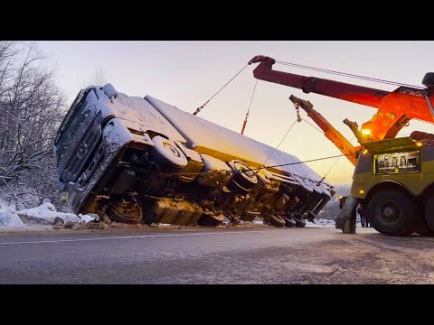 Перекрыли федеральную трассу. Постановка на колеса груженого автопоезда.