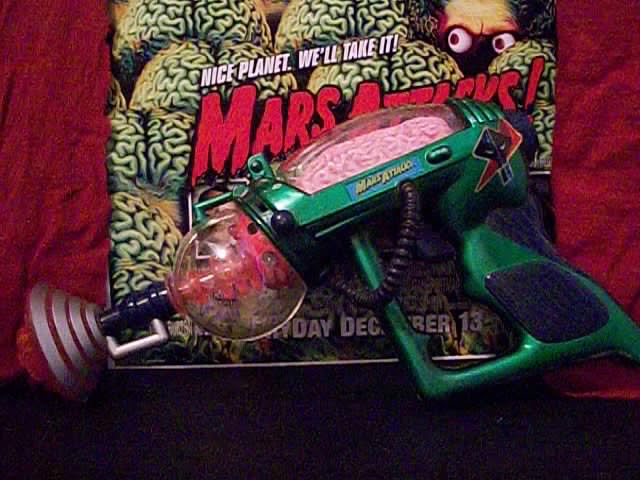 SF・ファンタジー・ホラー 1996 Mars Attacks! BRAIN DISINTEGRATOR Topps Martian Brain Disintegrator Mars Attacks! 1996 Green