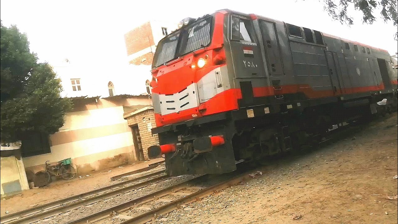 مشاهد لحركة القطارات – أصوات قوية من سكك حديد مصر | Night Train Traffic – Egyptian Railways 🚆