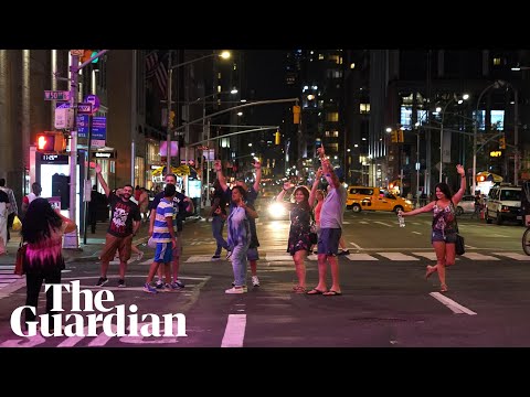 Residents direct traffic after power cut hits Manhattan