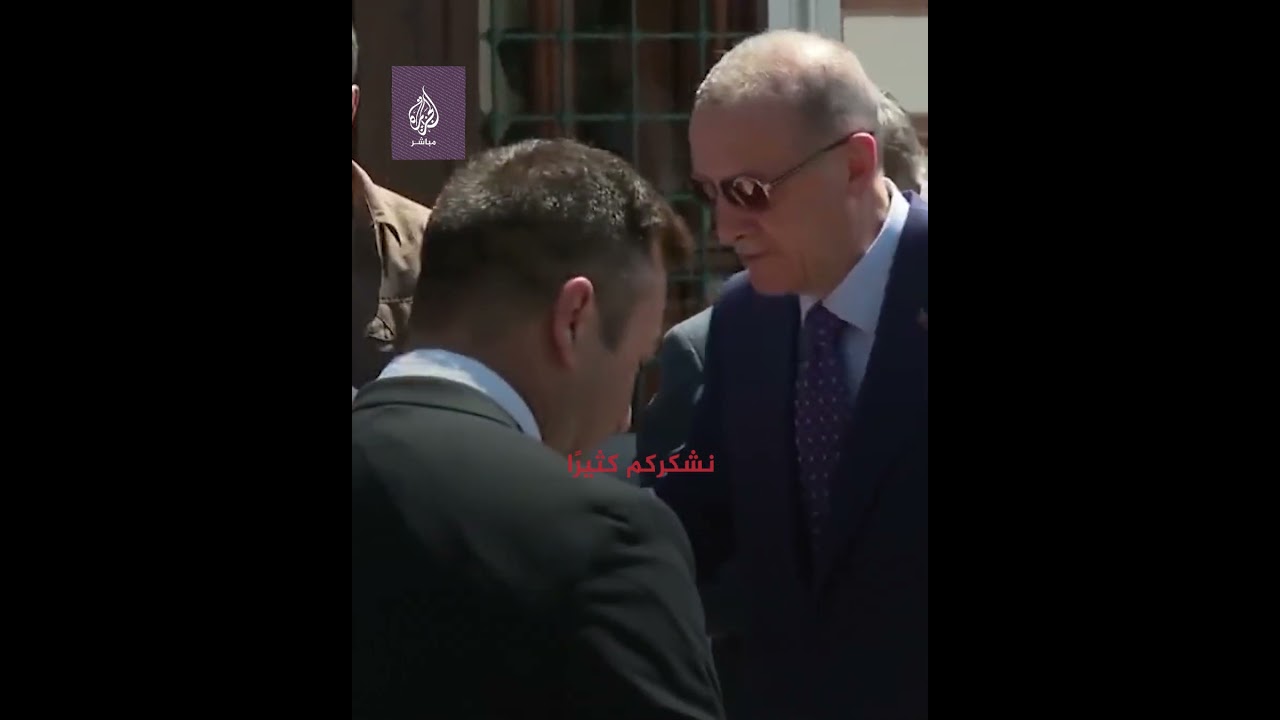 🍦 أردوغان يوزع آيس كريم خارج 🕌 مسجد في #إسطنبول بعد صلاة الجمعة