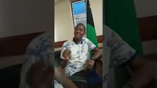 LAZIMA UCHEKE: Mo Magu akiwafurahisha waandishi wa habari Zanzibar