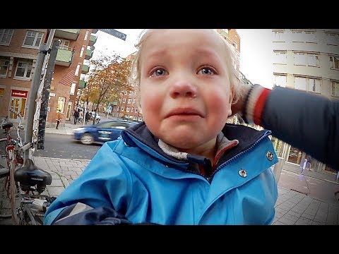 Video: Småbarn ger sig första hårklipp och förklarar varför i hemlig hemvideo