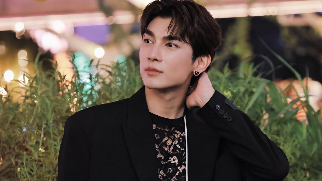 Mew Suppasit is here again to show the world he's multitalented. 