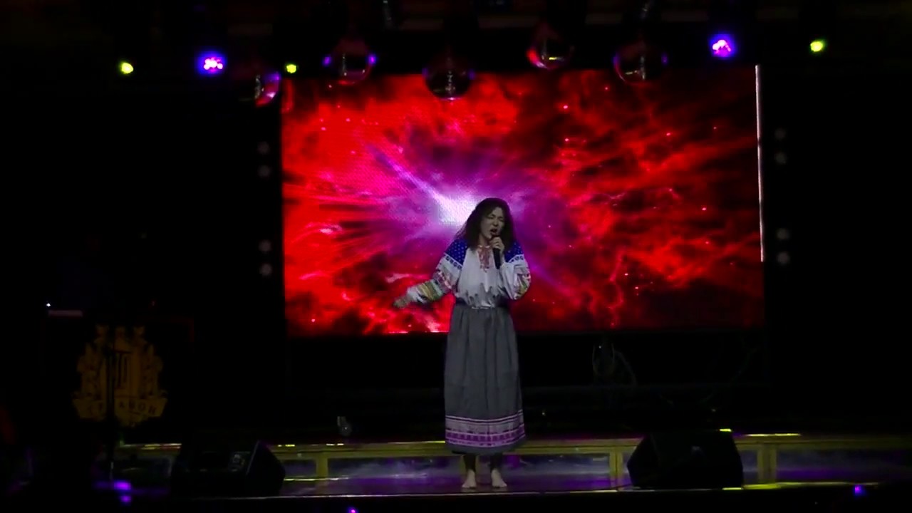 москоу госпел тим состав. студия звукозаписи. валентина яньшина певица. вокал железнодорожный. девушка с микрофоном в студии.