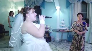 Невеста и мама обалденно поют на свадьбе