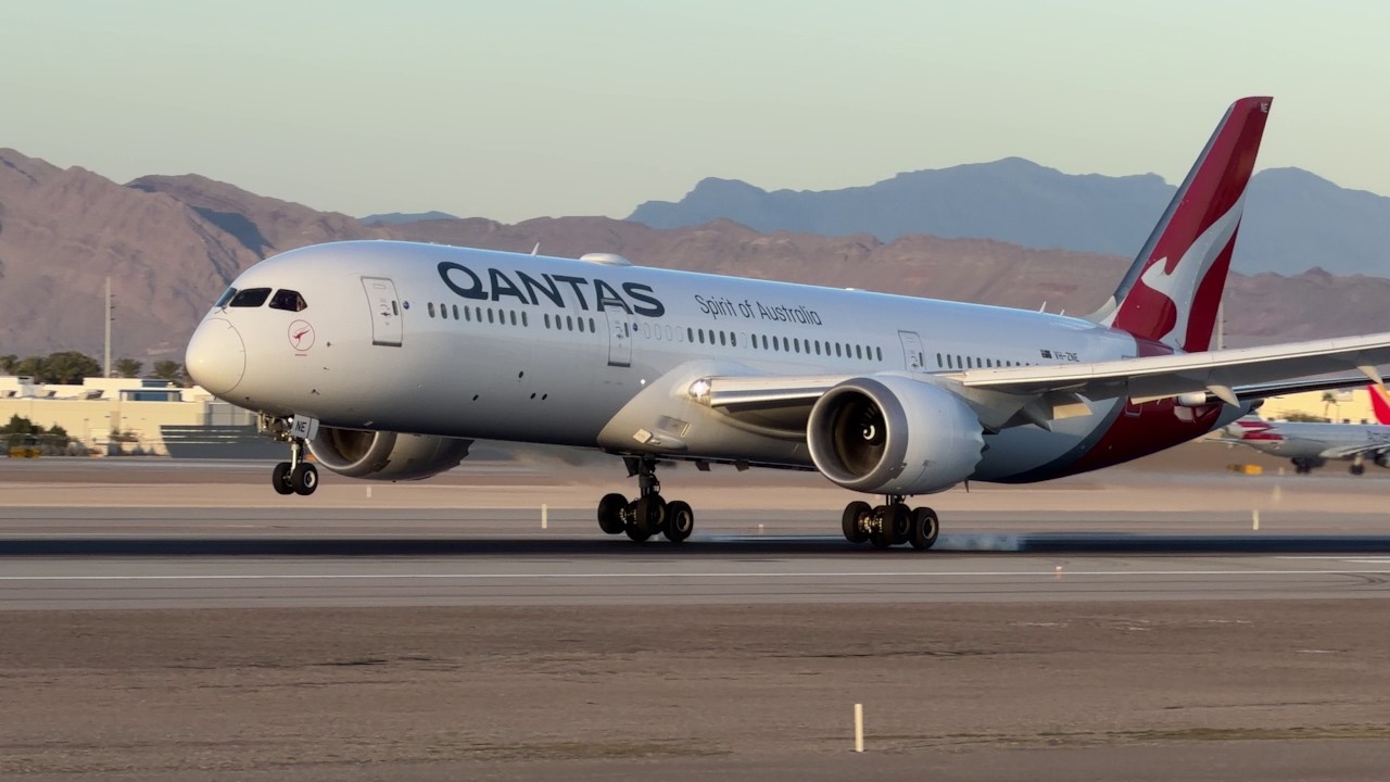 Qantas Boeing 787-9 Dreamliner lands at Las Vegas | VH-ZNE