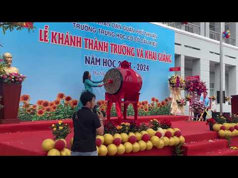 Hiệu trưởng trường THCS Cầu Kiệu đánh trống khai trường năm học 2023-2024