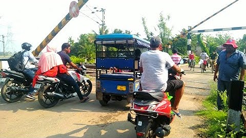 Difficult Situation At Rail Gate | Gate man Come out Room And Break Gate lock | Train Fourious Skip