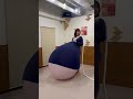 巨大風船割りにチャレンジ 服の中に巨大風船を入れて割ってみます。