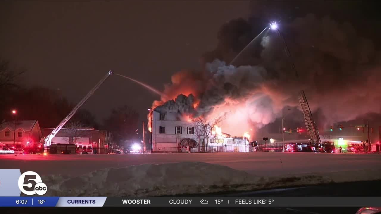 Akron firefighters battle blaze at condemned apartment complex - YouTube