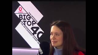 Sigrid singing Justin Bieber and Ed Sheeran's song in norwegian